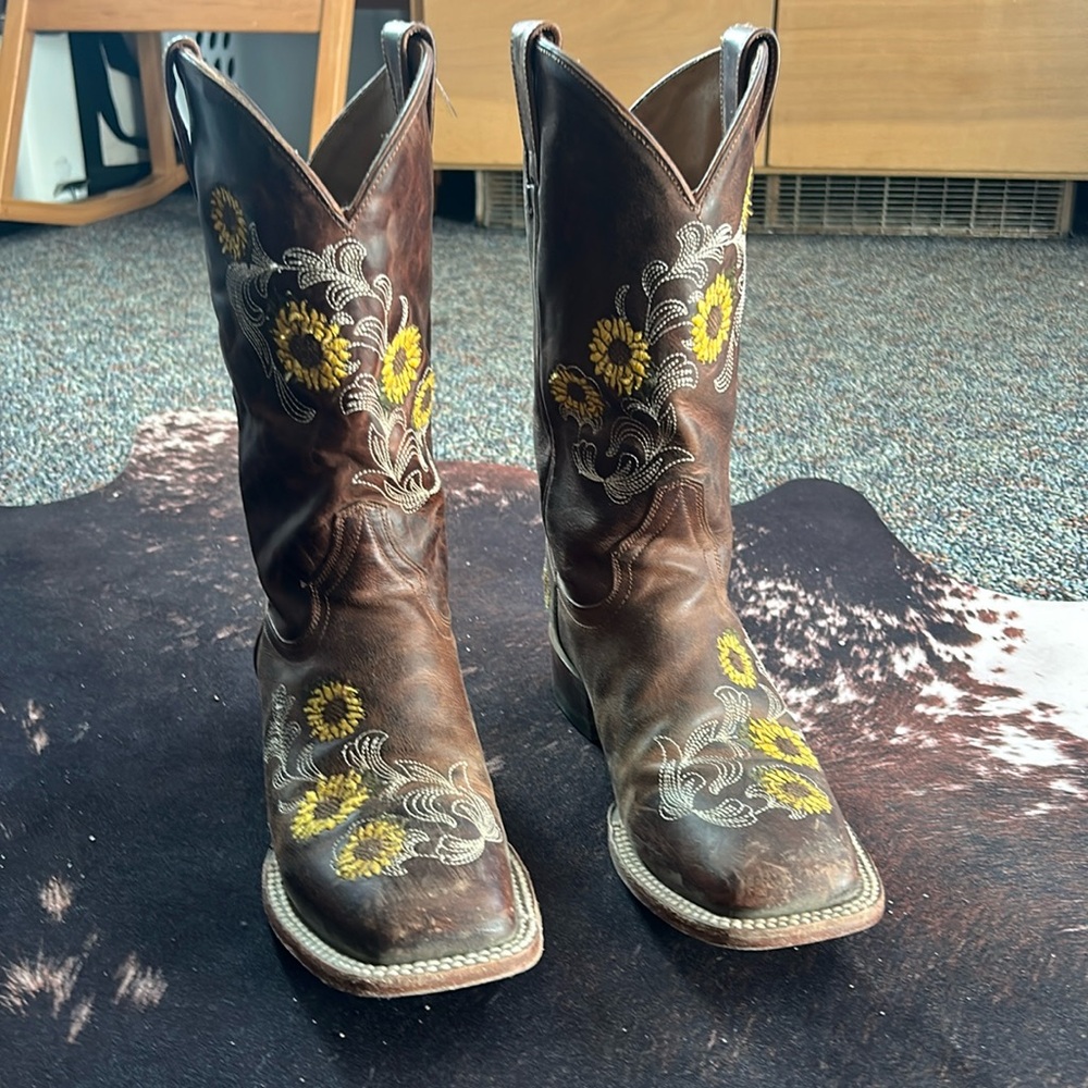 SHYANNE SUNFLOWER BOOTS 8.5